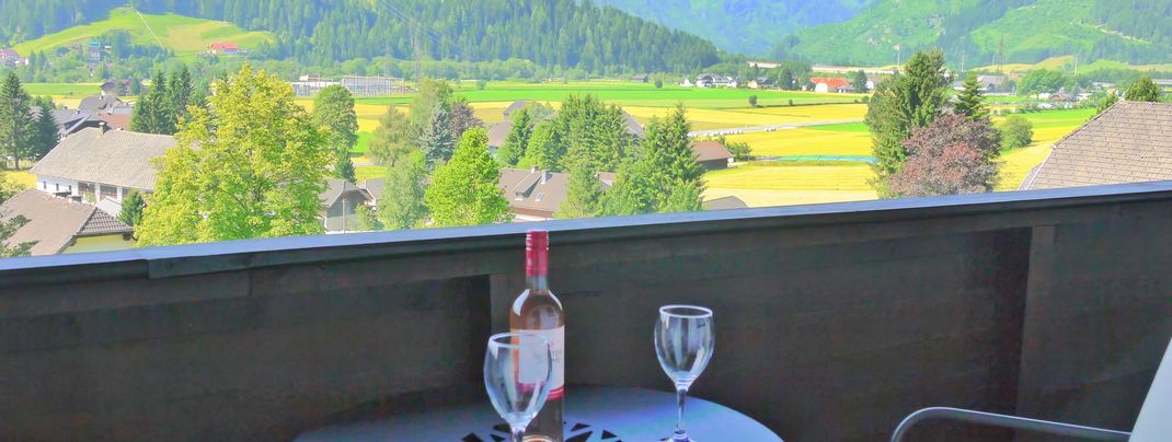 Balkon mit Panorama Gebirgesblick