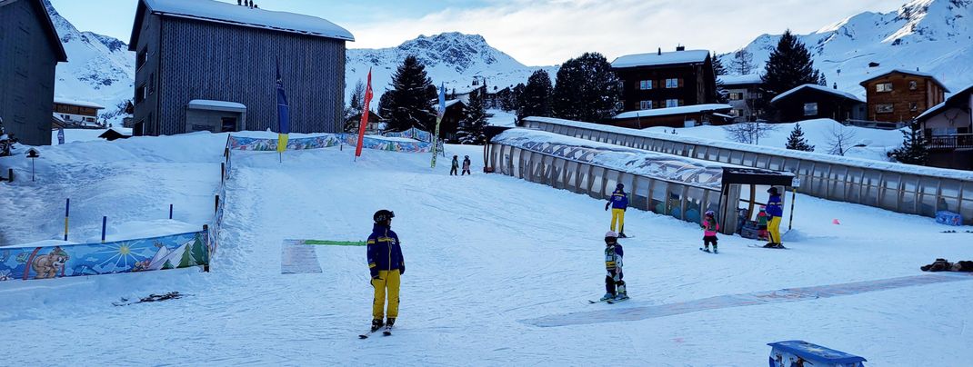 Skilehrer betreuen Anfänger und Kinder im Kinderland Innerarosa