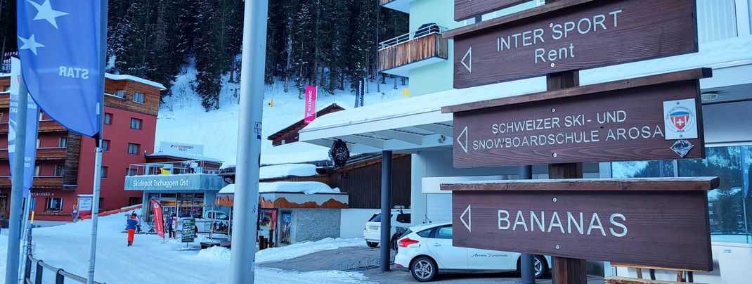 Anfänger können einen Skikurs bei der Skischule buchen