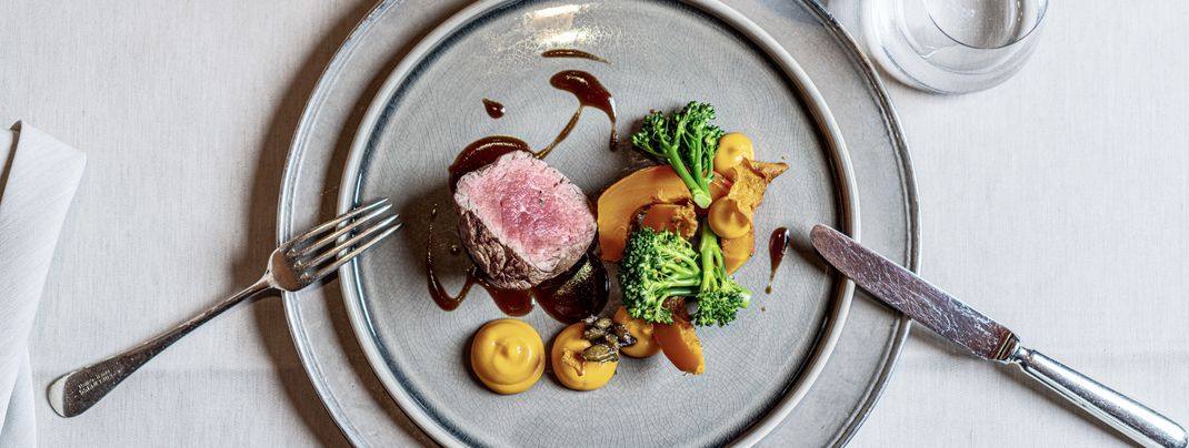 Sowohl eine Verwöhn-Halbpension als auch ein Haubenrestaurant werden im Hotel angeboten.