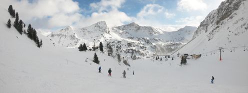 Unterwegs auf der Abfahrt Gamsleiten 1 - rechts im Bild die Sesselbahn Gamsleiten 2, die zum berühmt-berüchtigten Steilhang führt.