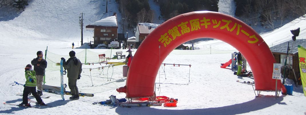 Im Sun Valley Kinderland lernen japanische Kids das Skifahren.