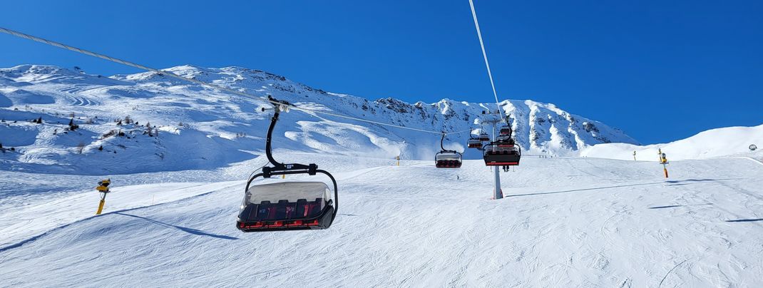 Both beginners and advanced skiers will have fun on the wide slopes.