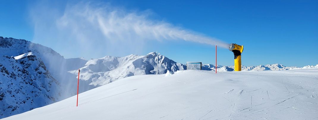 Schneekanonen sichern die Schneelage im Skigebiet