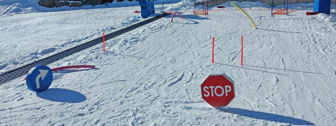 In Flaxi's Kleinkinder Skiwiese werden die Skizwerge von Skilehrern bestens betreut.