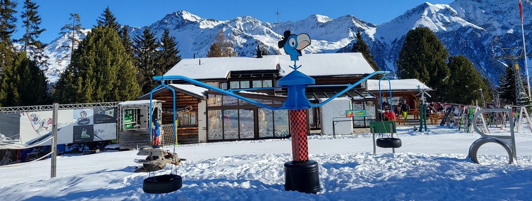 Globis Kinderspielplatz vor dem Bergrestaurant Acla Grischuna