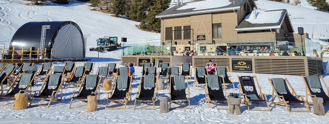 Bequeme Sonnenstühle direkt vor der Schamuela Hütte.