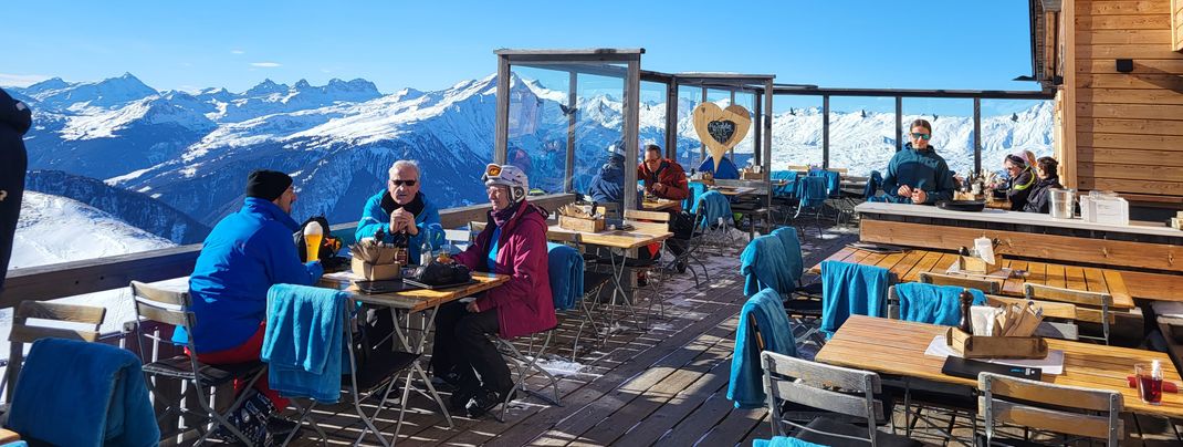The sun terrace at the Piz Scalottas hut in Lenzerheide invites you to relax and linger.