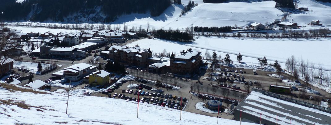 Parkplätze sind ausreichend und kostenlos an der Talstation der Thurnthaler-Bahn vorhanden
