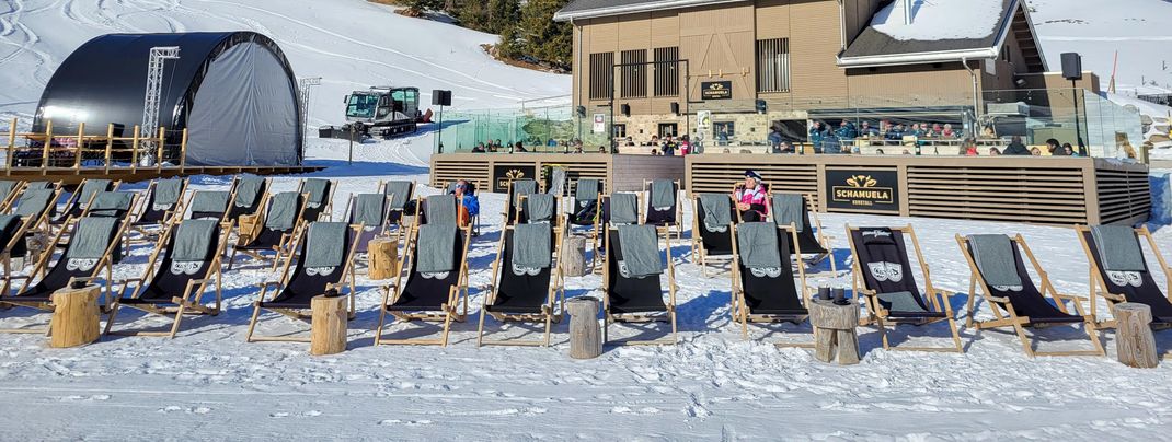 Comfortable sun loungers await right in front of the Schamuela Hut.