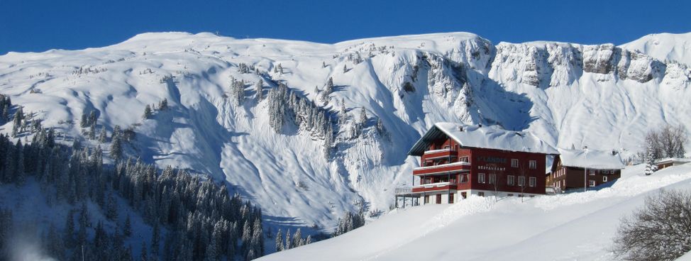 Wenn die Wintersaison beginnt, werden Hotels, Bergbahnen, Skischulen und Hütten für einige Monate zum Arbeitsplatz zahlreicher Saisonkräfte. Wie hier in Damüls liegt der nächste Skitag oft direkt vor der Haustür.