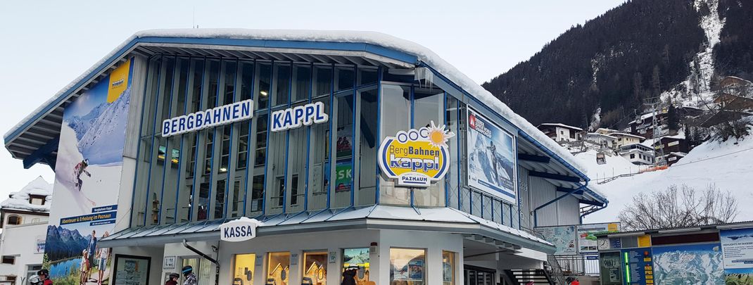 Signs and piste boards make it easier for tourists to enter the ski area.