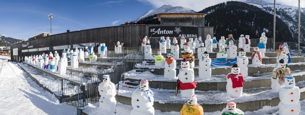 Da Zuschauer heuer nicht erlaubt sind, errichteten Kinder Dutzende Schneemänner auf der Tribüne im Zielstadion.