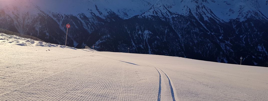 Beim Early Bird Skiing genießen Skifahrer unberührte Pisten.