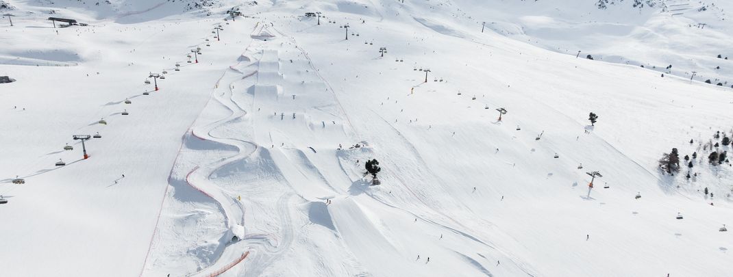 Blick auf den Snowpark Schöneben mit seinen vielfältigen Elementen
