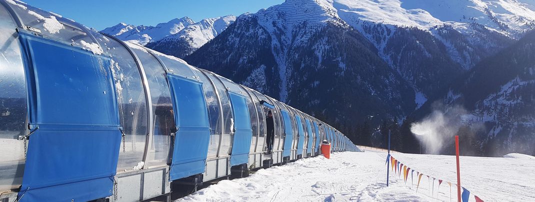 Ein über 200 Meter langer Zauberteppich bringt Anfänger und Kinder sicher wieder nach oben.