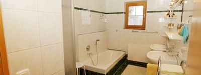 Badezimmer mit Badewanne, Dusche, Doppelwaschbecken, Fenster, Lüfter,WC separat