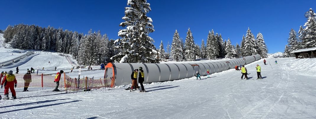 Überdachtes Förderband am Kinderland