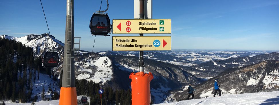 Auf die blaue, rote oder doch die schwarze Piste? Pistentafeln wie hier in Damüls-Mellau zeigen die Richtungen an.