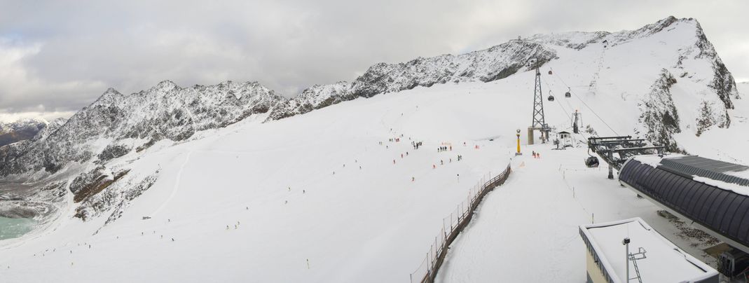 Auf den Spuren der Weltcupstars könnt ihr die Piste am Rettenbachgletscher in Sölden hinabfahren. Letztes Wochenende fand hier der Weltcupauftakt statt.