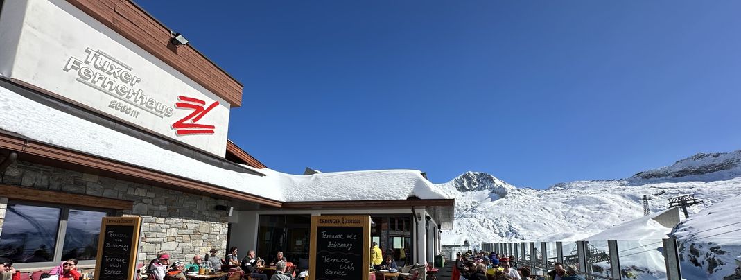 Die beliebteste Sonnenterrasse findest du am Tuxer Fernerhaus.