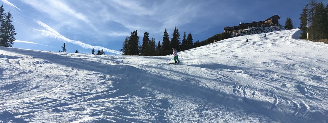 Relativ steiler Beginn der roten Piste Nr. 33 am Hochwurzen. Danach wird die Piste aber schnell flacher und lädt zum Carven ein.