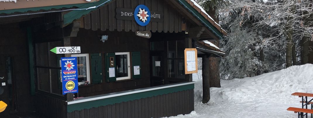 Auch bei der Diensthütte der lokalen Bergwacht lässt sich günstig ein kleiner Glühwein genehmigen