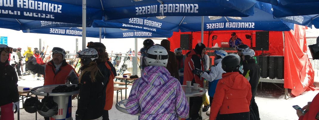 Après-Ski mit DJ-Musik an der Bergstation der Horbergbahn.