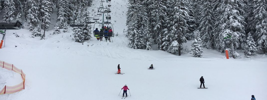 Praktisch für Familien: An vielen Bergstationen der Sesselbahnen - hier die Bahn Lärchwald - führen eine rote und eine blaue Piste ins Tal.