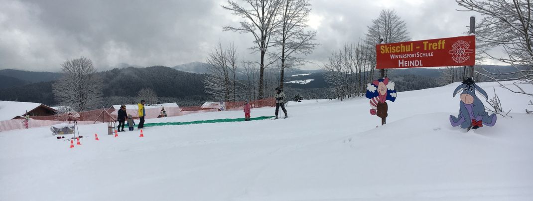 Die Skischulen bauen auch selbst am Kirchenlift kleine Übungsländer auf