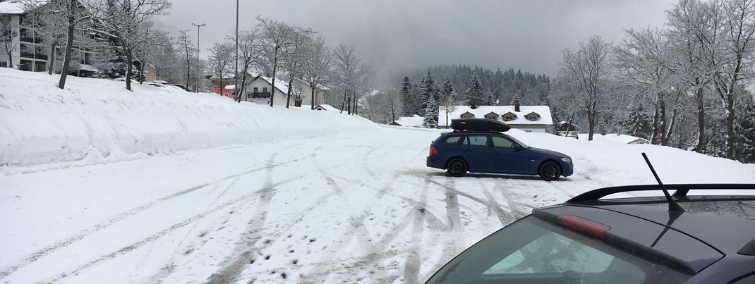 Kostenlose, großzügige Parkplätze stehen rund um das Skigebiet bereit. Auch für Busse!