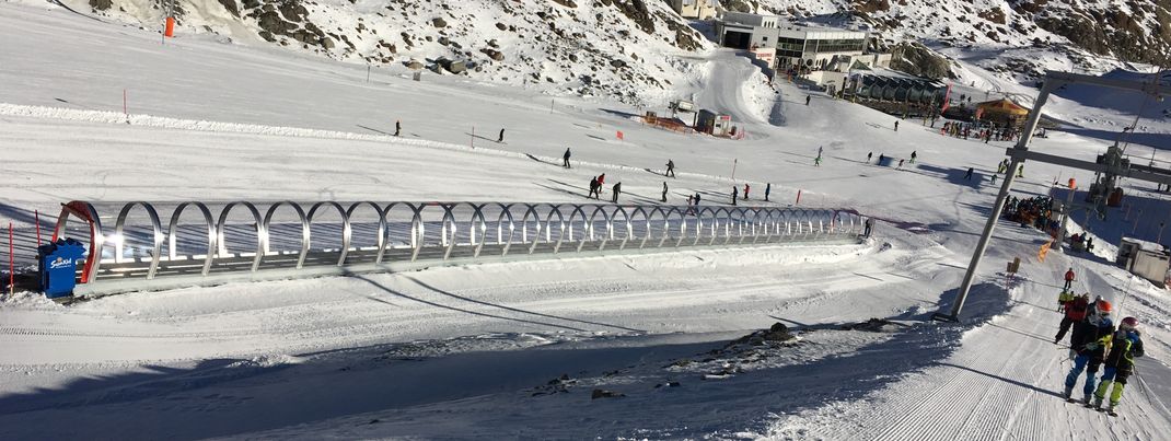 Super bei Minusgraden am Gletscher: Der Teppichlift an der Tallstation Brunnenkogellift ist komplett überdacht.
