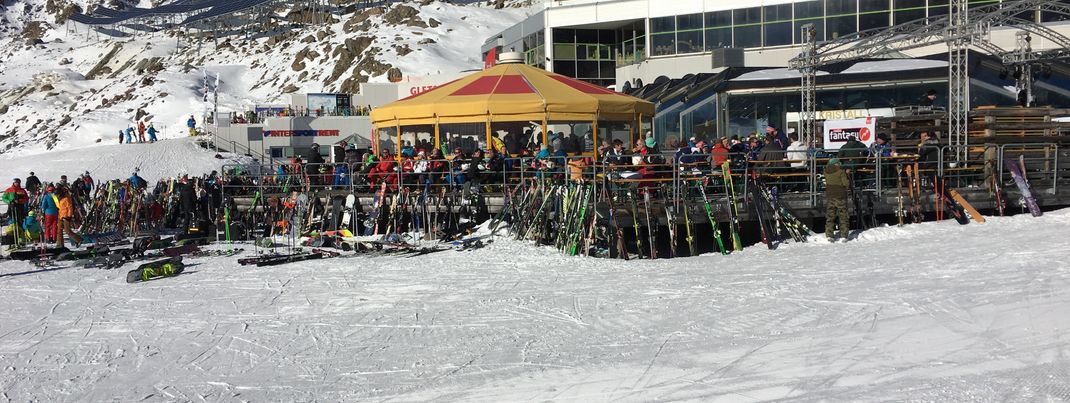 Ab 14 Uhr ist die Schirmbar gut gefüllt