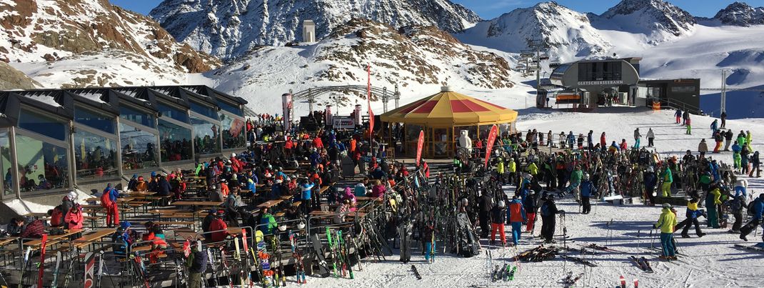Einkehrschwung und Après Ski Treffpunkt: Sonnenterrasse des Kristall Bergrestaurants mit Schirmbar