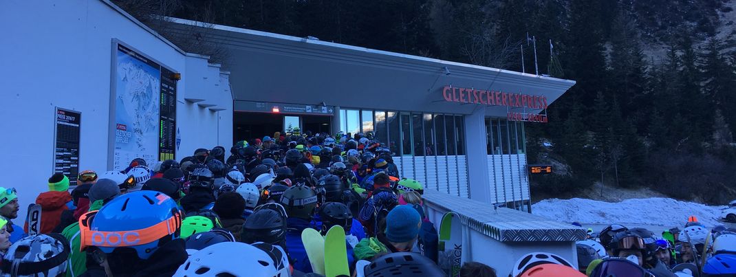 Minuspunkt: Lange Wartezeiten an der Talstation des Gletscherexpress