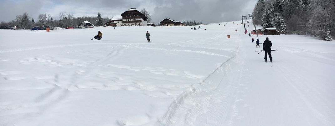 Die begrenzten Powdermöglichkeiten werden so gut es geht an den Pistenrändern ausgenutzt