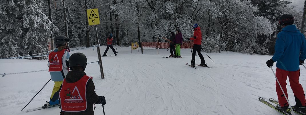 Die Skischulen vor Ort bieten allerlei Skikurse für alle Könnerstufen