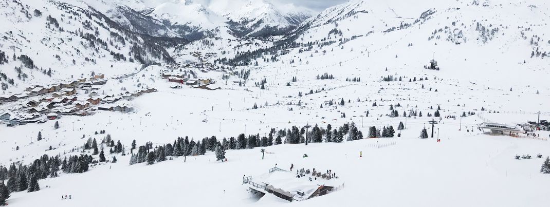Ganz rechts im Bild die Bergstation Edelweissbahn, dahinterliegend die Edelweissalm, in der legendäre Après-Ski-Partys steigen