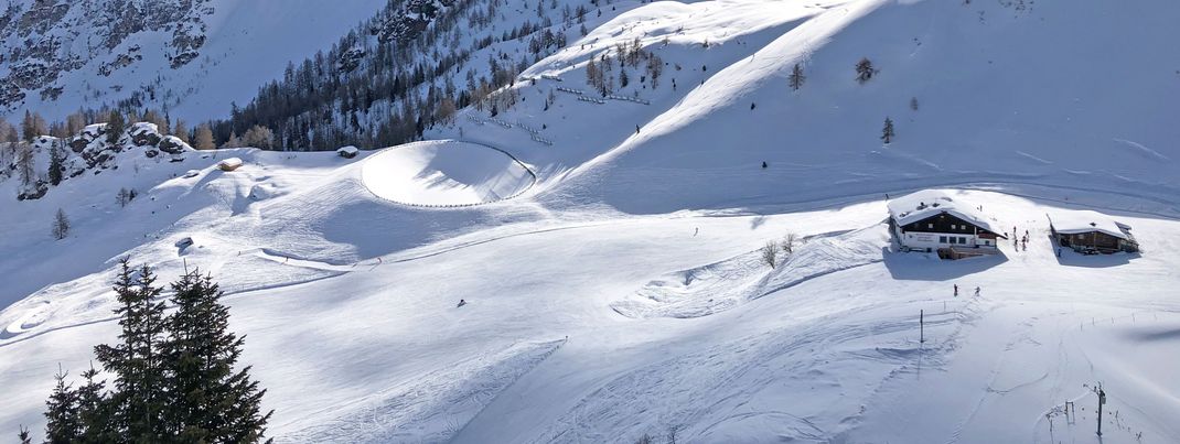 In front of a magnificent mountain scenery, beginners have best practice conditions.