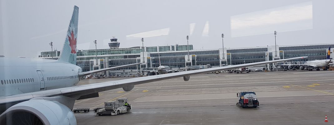 Am Flughafen musst du mit deiner Sportausrüstung meist zum Schalter für Sondergrößen-Gepäck. Danach heißts ab zum Terminal, wo schon der Flieger wartet.
