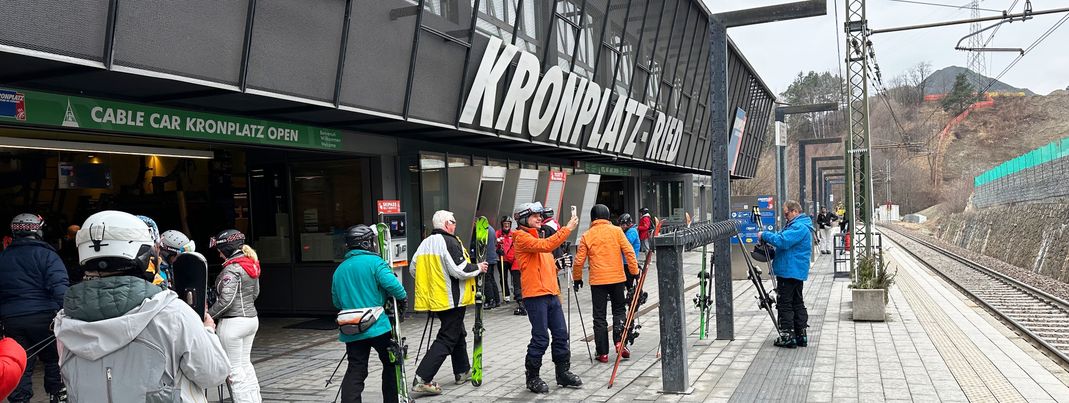 Direkt am Bahnsteig Ried startet die Gondel ins große Skigebiet am Kronplatz.