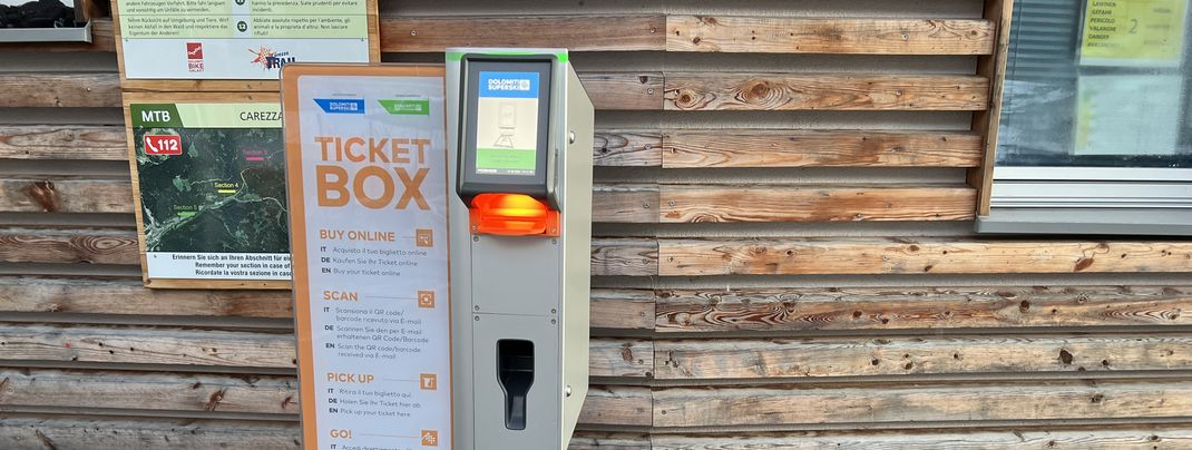 Tickets purchased online can simply be picked up at the ticket box at the base station in Welschnofen.