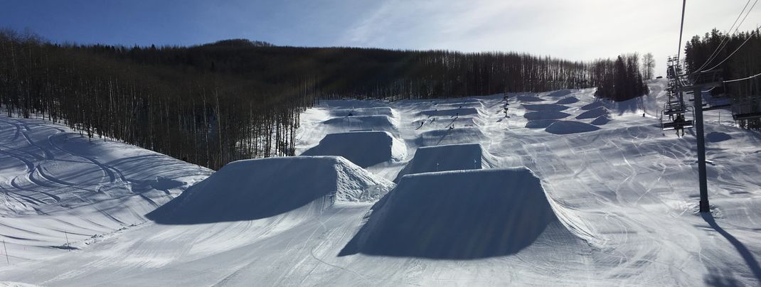 Der Golden Peak Terrain Park befindet sich neben dem Riva Bahn Express Lift.