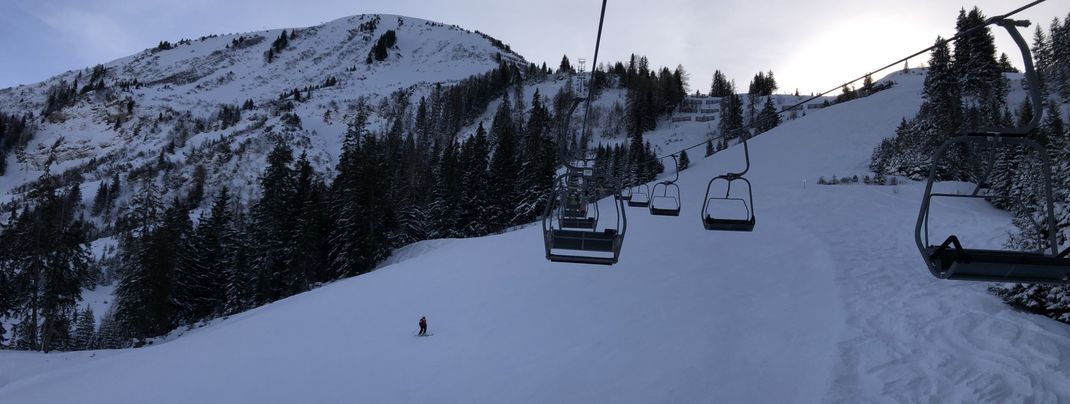 The black slope at Rastkopf runs beneath the double chair lift.