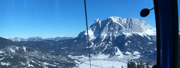 Bereits bei der Gondelfahrt ins Skigebiet kann man den tollen Blick aufs Zugspitzmassiv genießen.