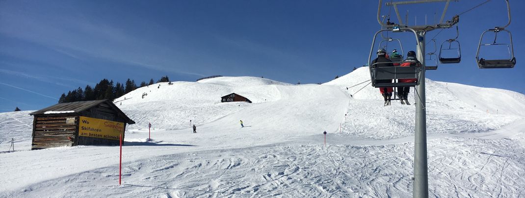 Unter den Liften und angrenzend an die präparierten Pisten sind auch immer wieder kleine Freeride-Bereiche