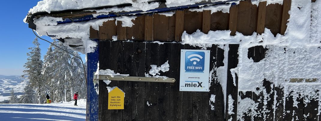 Es gibt kostenloses WLAN im Skigebiet.