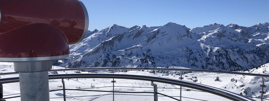 The binoculars at Hundskogel show the surrounding peaks.
