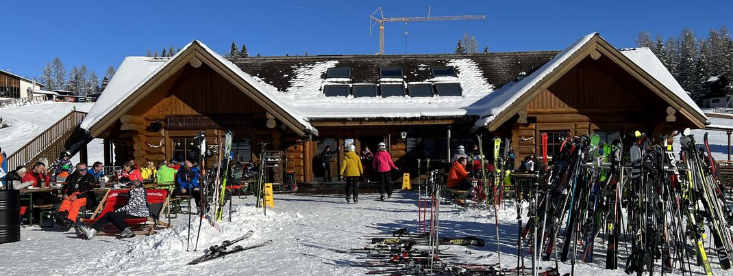 Die Bärenhütte erinnert an eine kanadische Blockhütte.