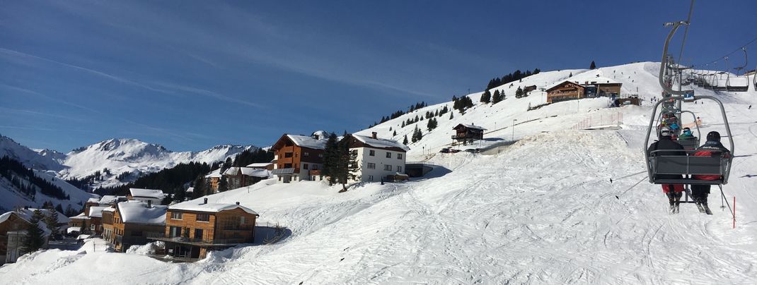 Direkt von der Piste zum Hoteleingang kann man unter anderem im Bereich Oberdamüls (im Bild) und Uga.